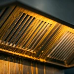 Cómo limpiar una campana de cocina llena de grasa industrial: Guía paso a paso 9 Campana de cocina industrial cubierta de grasa densa antes de la limpieza