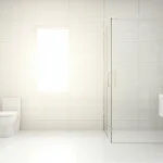 Cómo Limpiar el Baño a Fondo: Guía, Trucos y Productos 10 Baño moderno y limpio brillante iluminado por luz natural